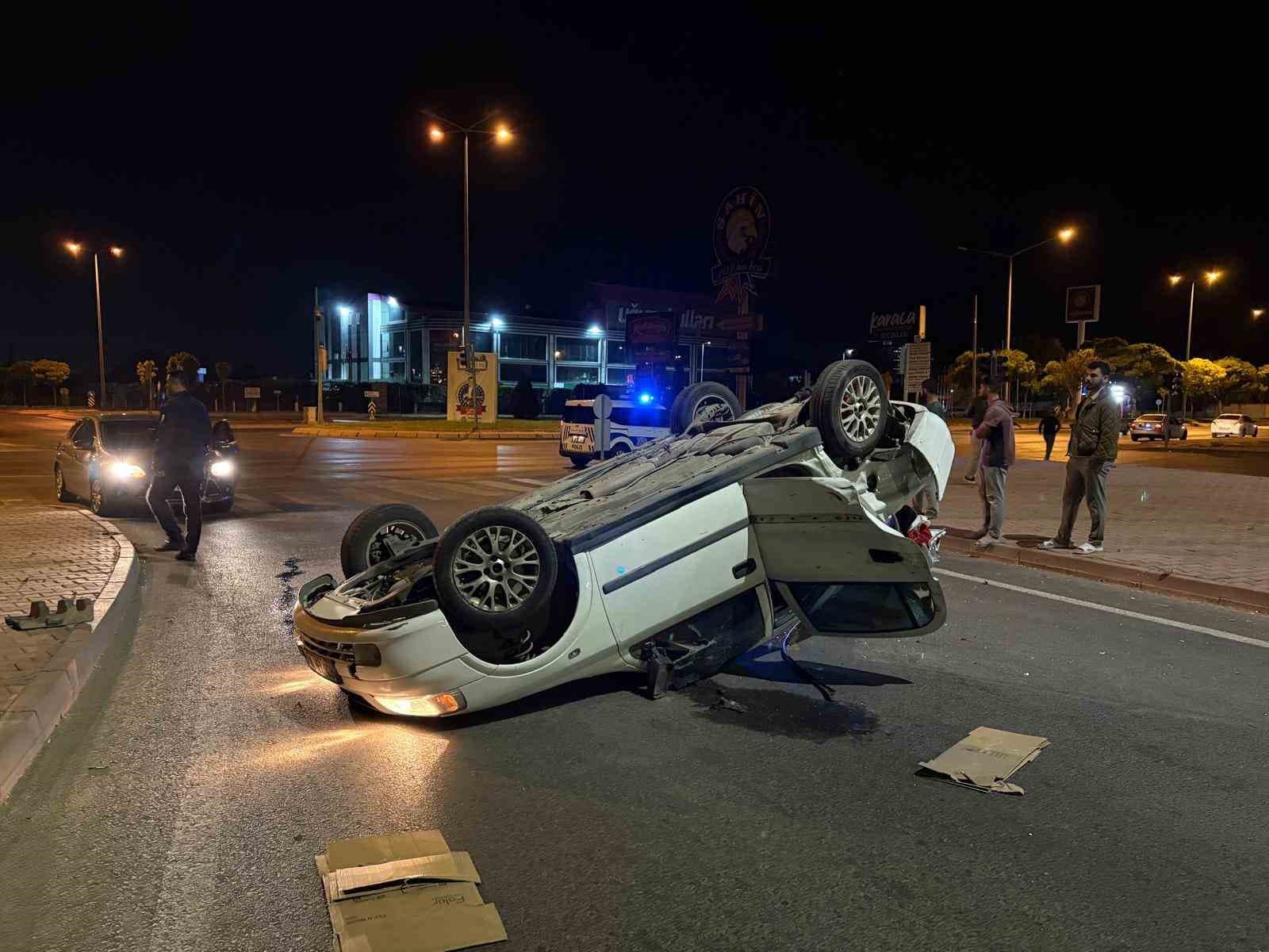 Kamyonla çarpışan otomobil takla attı