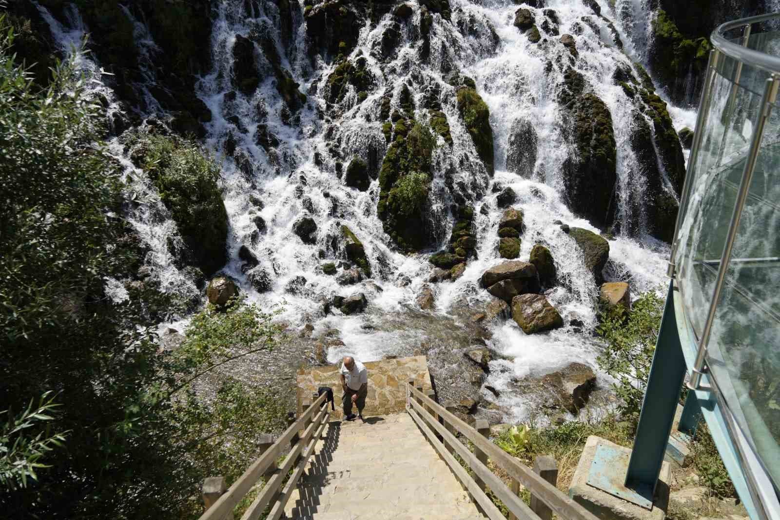 Tomara Şelalesi yaz sıcaklarında misafirlerini ağırlıyor