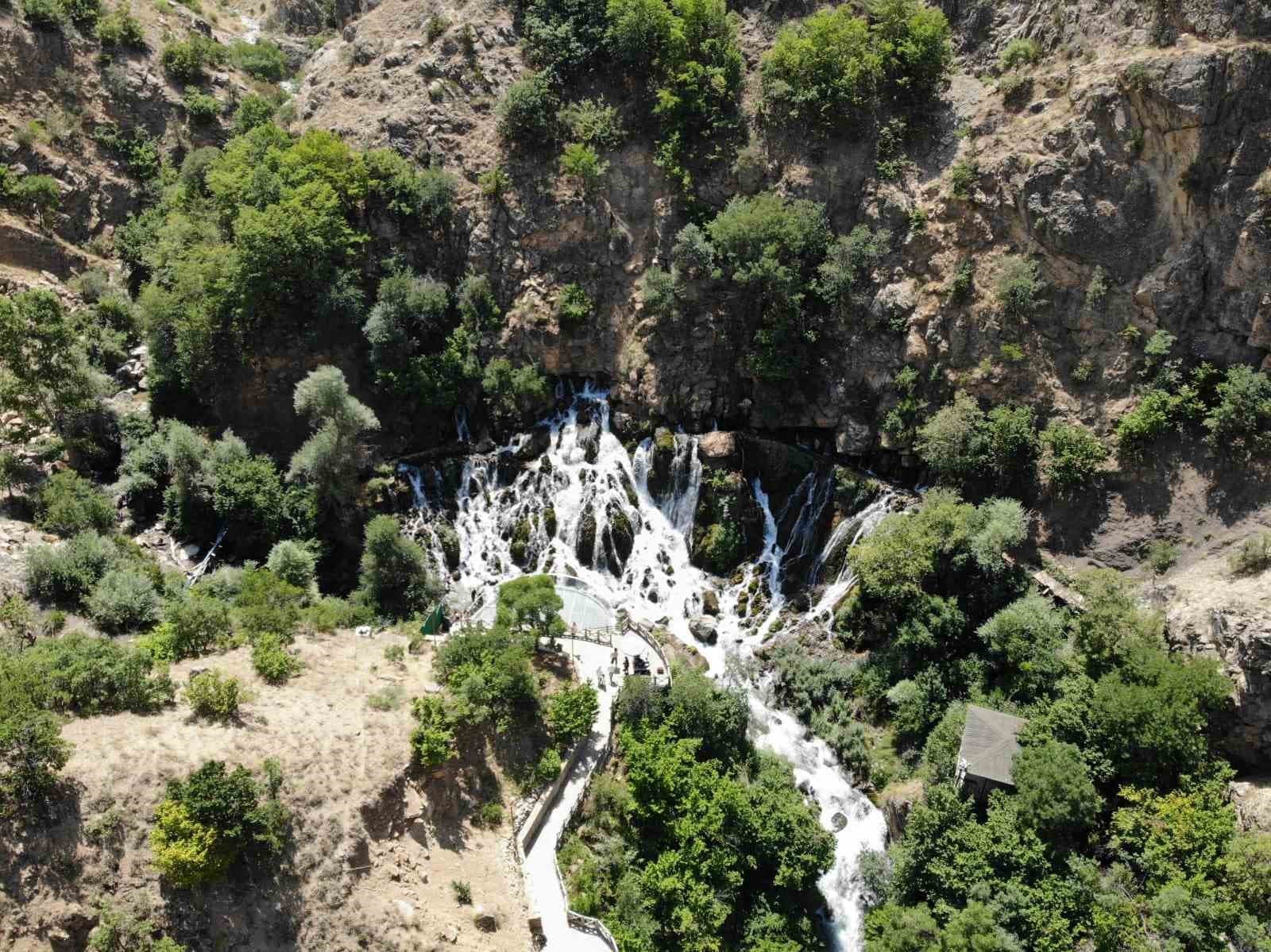 Tomara Şelalesi yaz sıcaklarında misafirlerini ağırlıyor