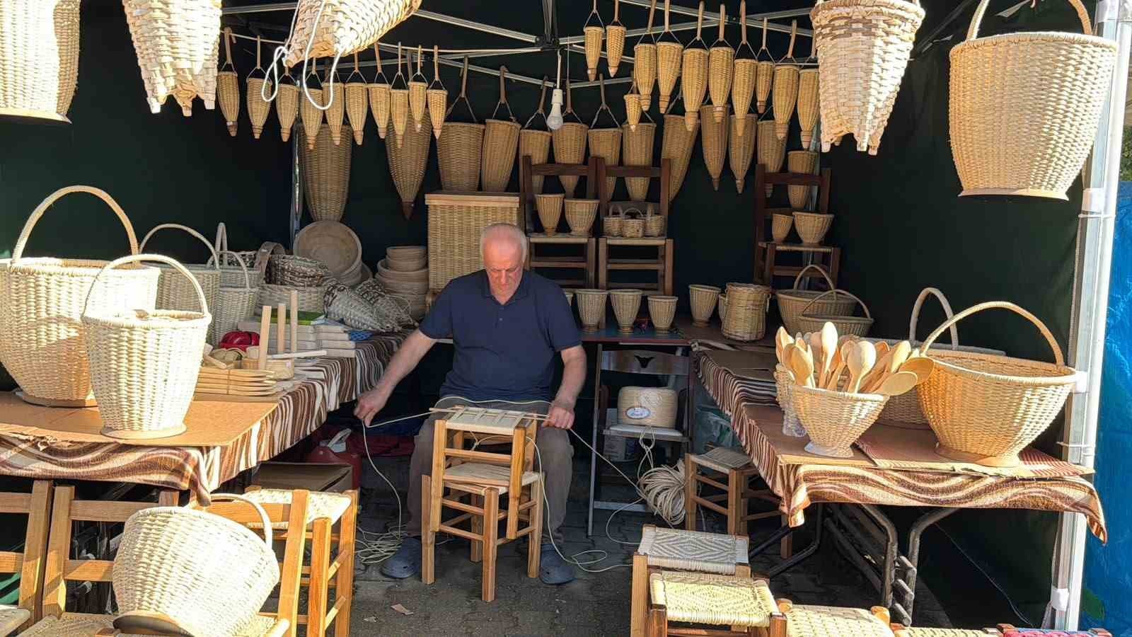 Babasından öğrendiği mesleği yaşatıyor, bir sepet için bir gün uğraşıyor