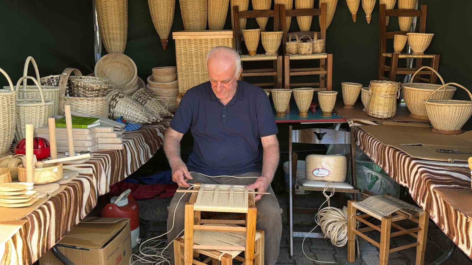 Babasından öğrendiği mesleği yaşatıyor, bir sepet için bir gün uğraşıyor