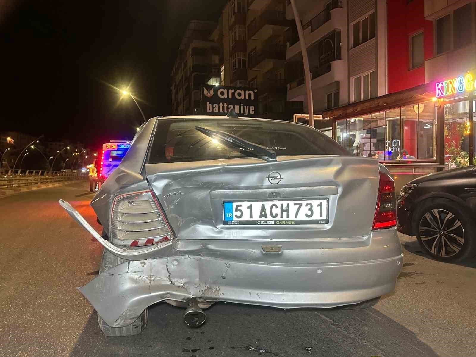 Uşak’ta iki otomobil çarpıştı: 2’si çocuk, 6 yaralı