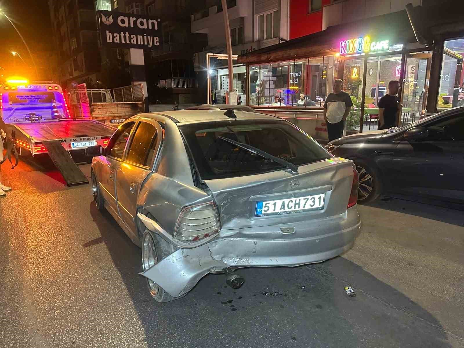 Uşak’ta iki otomobil çarpıştı: 2’si çocuk, 6 yaralı