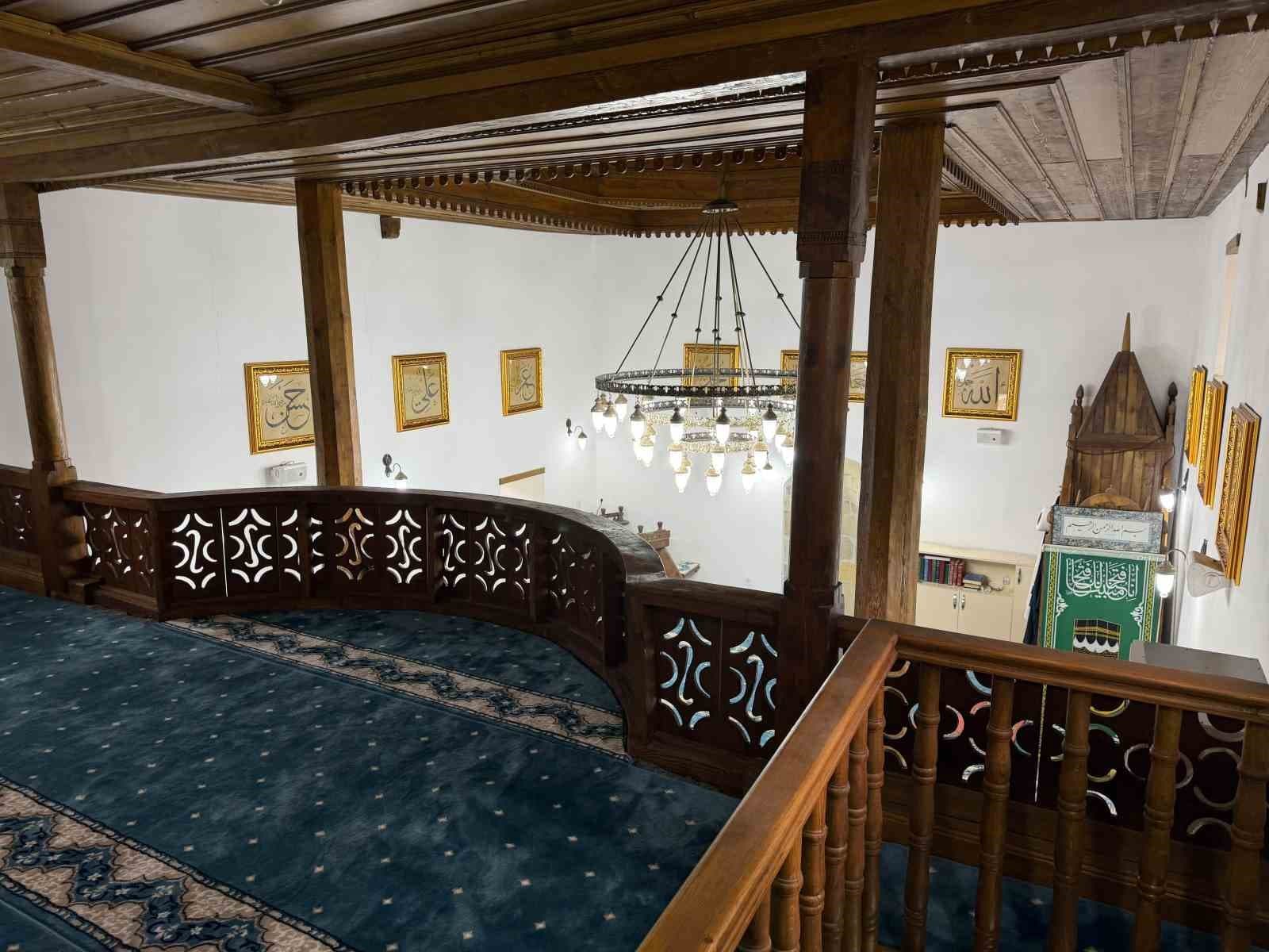 Şavşat’ta tarihi cami Osmanlı tarzı hatlarla bezendi