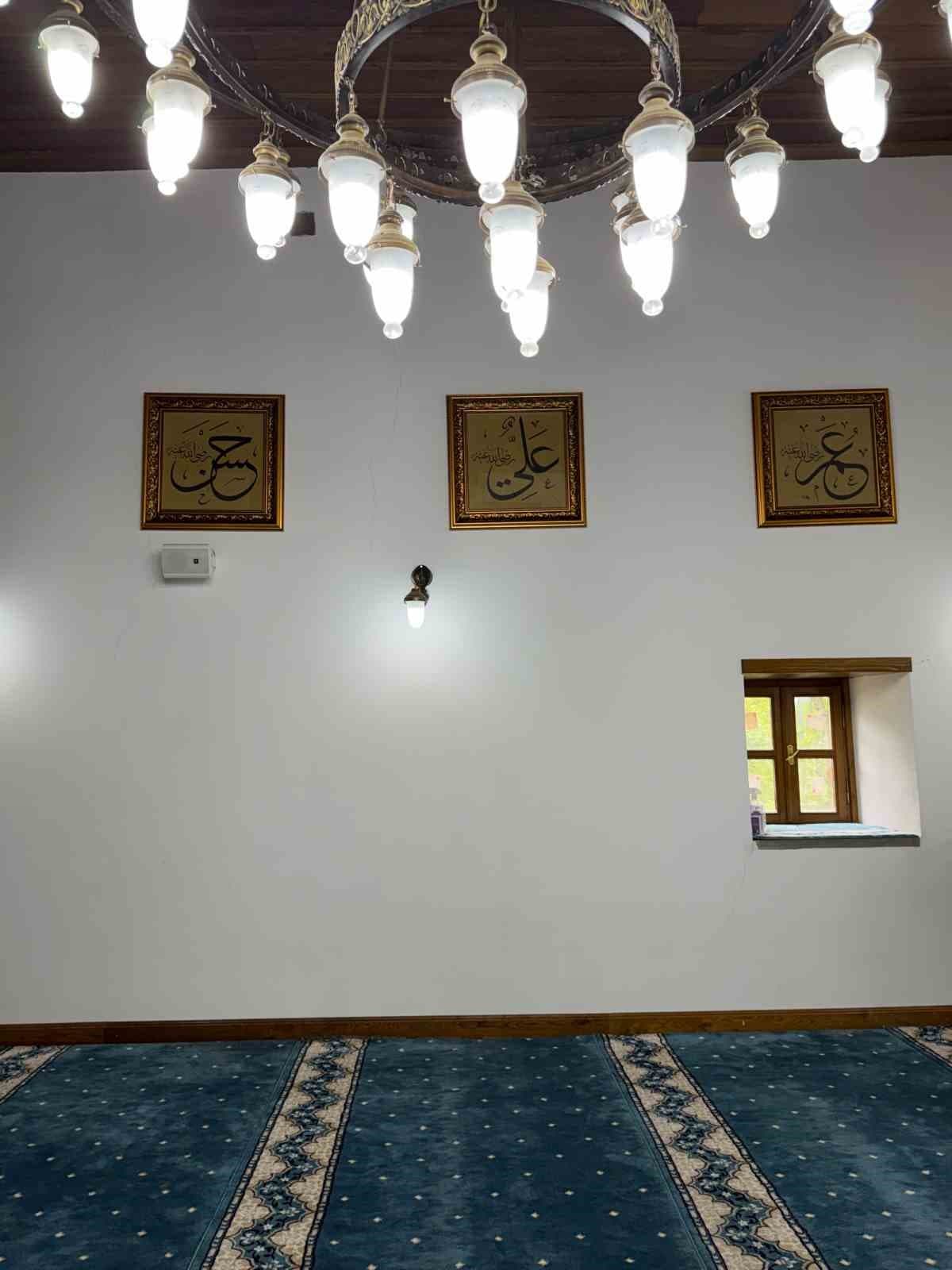 Şavşat’ta tarihi cami Osmanlı tarzı hatlarla bezendi