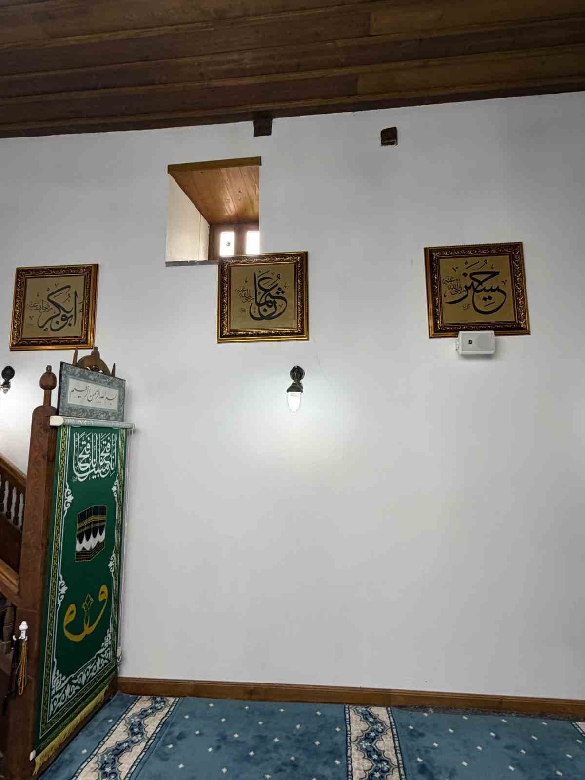 Şavşat’ta tarihi cami Osmanlı tarzı hatlarla bezendi