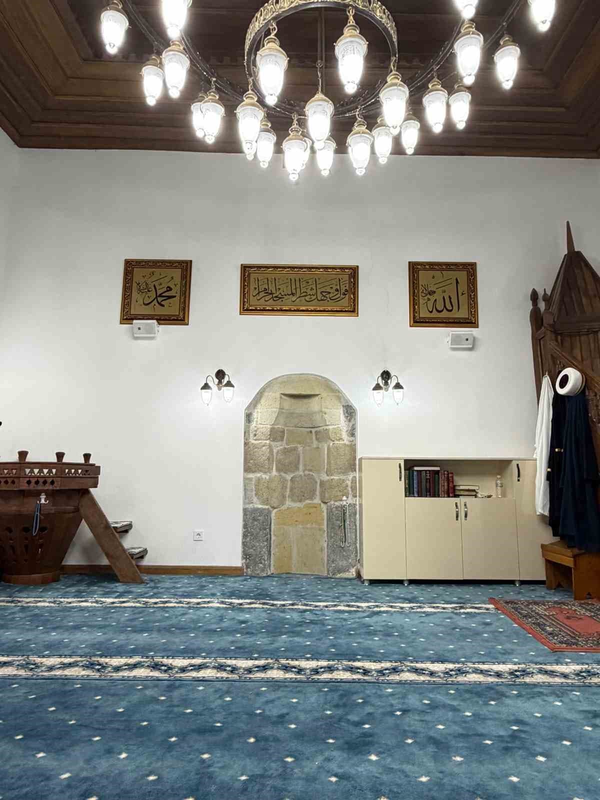 Şavşat’ta tarihi cami Osmanlı tarzı hatlarla bezendi