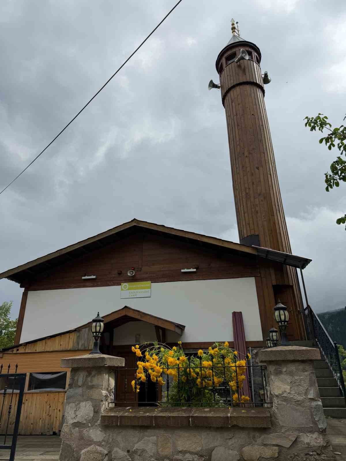 Şavşat’ta tarihi cami Osmanlı tarzı hatlarla bezendi