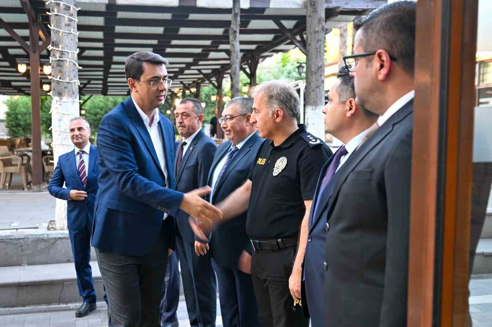 Uşak’ta emniyet mensuplarına rütbe terfi ve plaket töreni