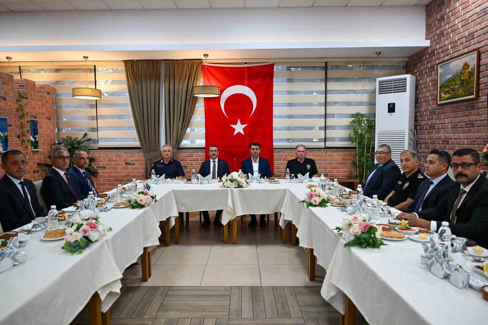 Uşak’ta emniyet mensuplarına rütbe terfi ve plaket töreni