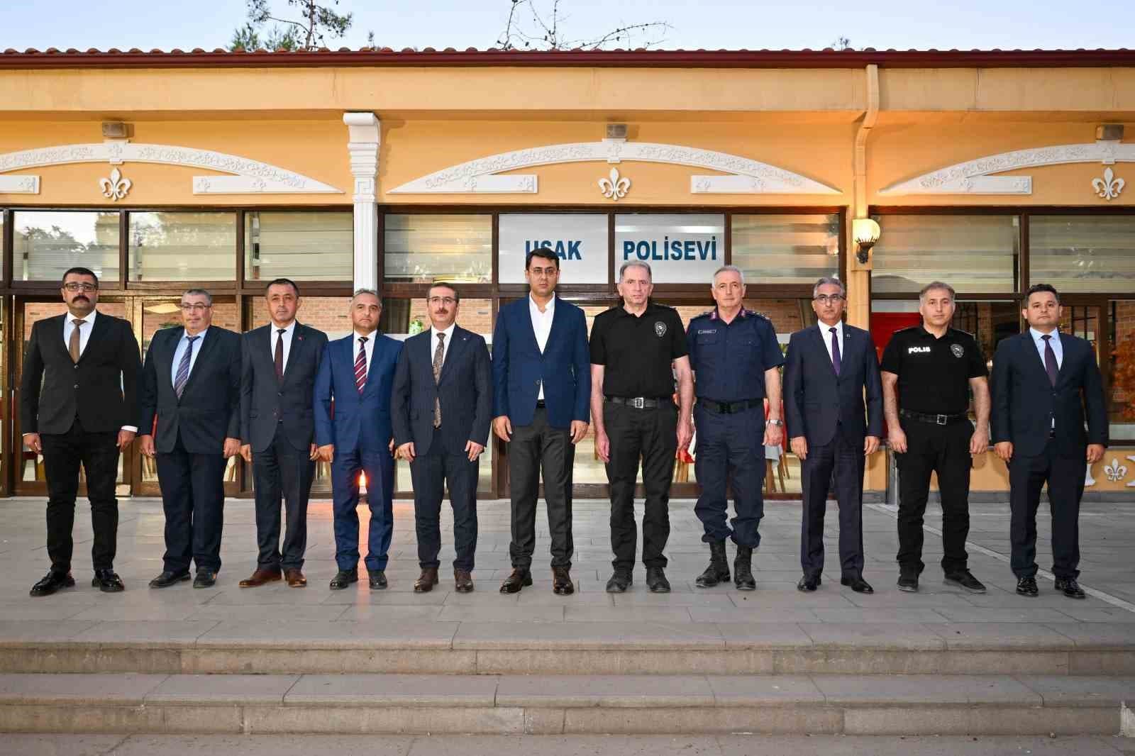 Uşak’ta emniyet mensuplarına rütbe terfi ve plaket töreni