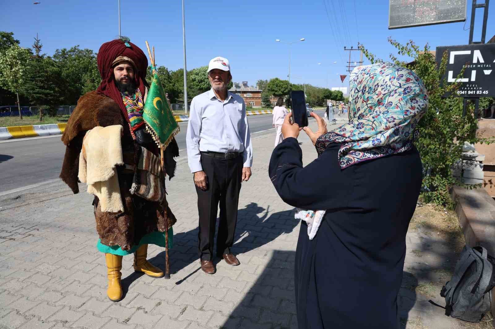 Giydiği Selçuklu kıyafetiyle, Konya’dan Ahlat’a Cumhurbaşkanını görmek için geldi