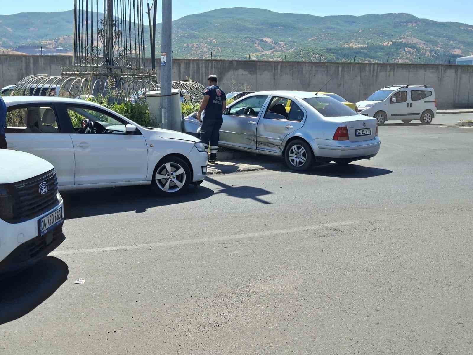 Bingöl’de iki otomobil çarpıştı: 1 yaralı