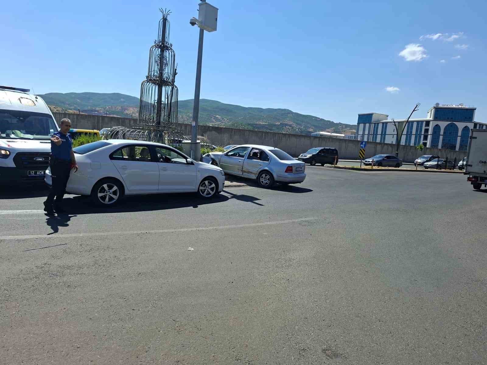 Bingöl’de iki otomobil çarpıştı: 1 yaralı