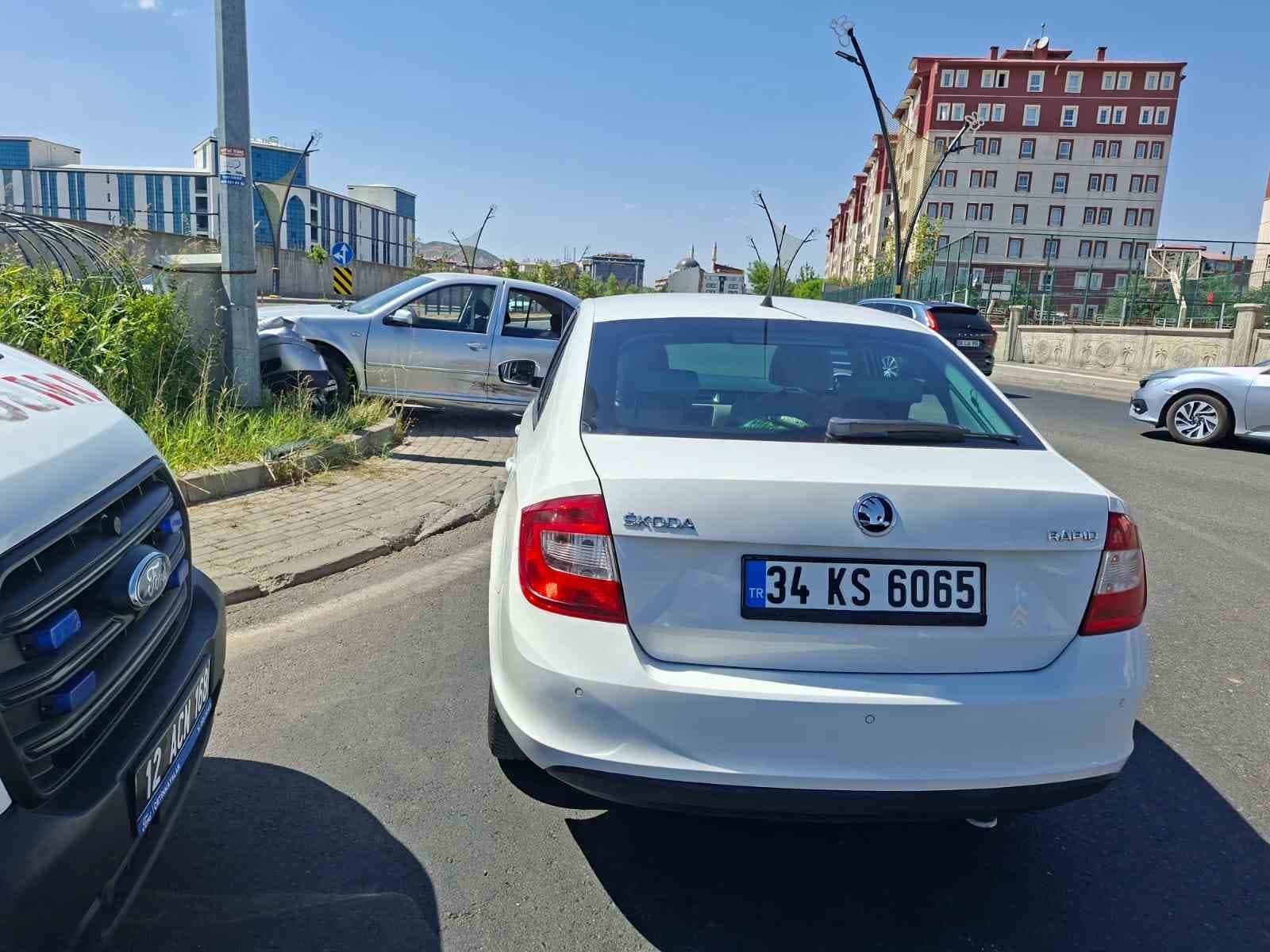 Bingöl’de iki otomobil çarpıştı: 1 yaralı