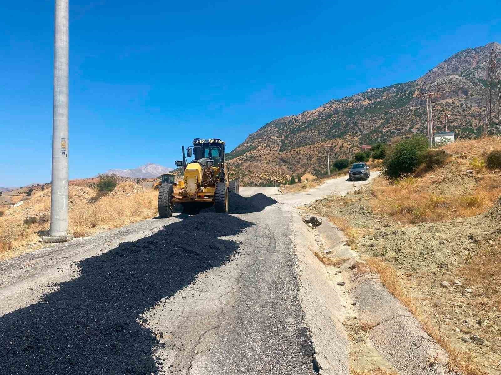 Sason’da köy yollarında asfalt onarım çalışmaları devam ediyor