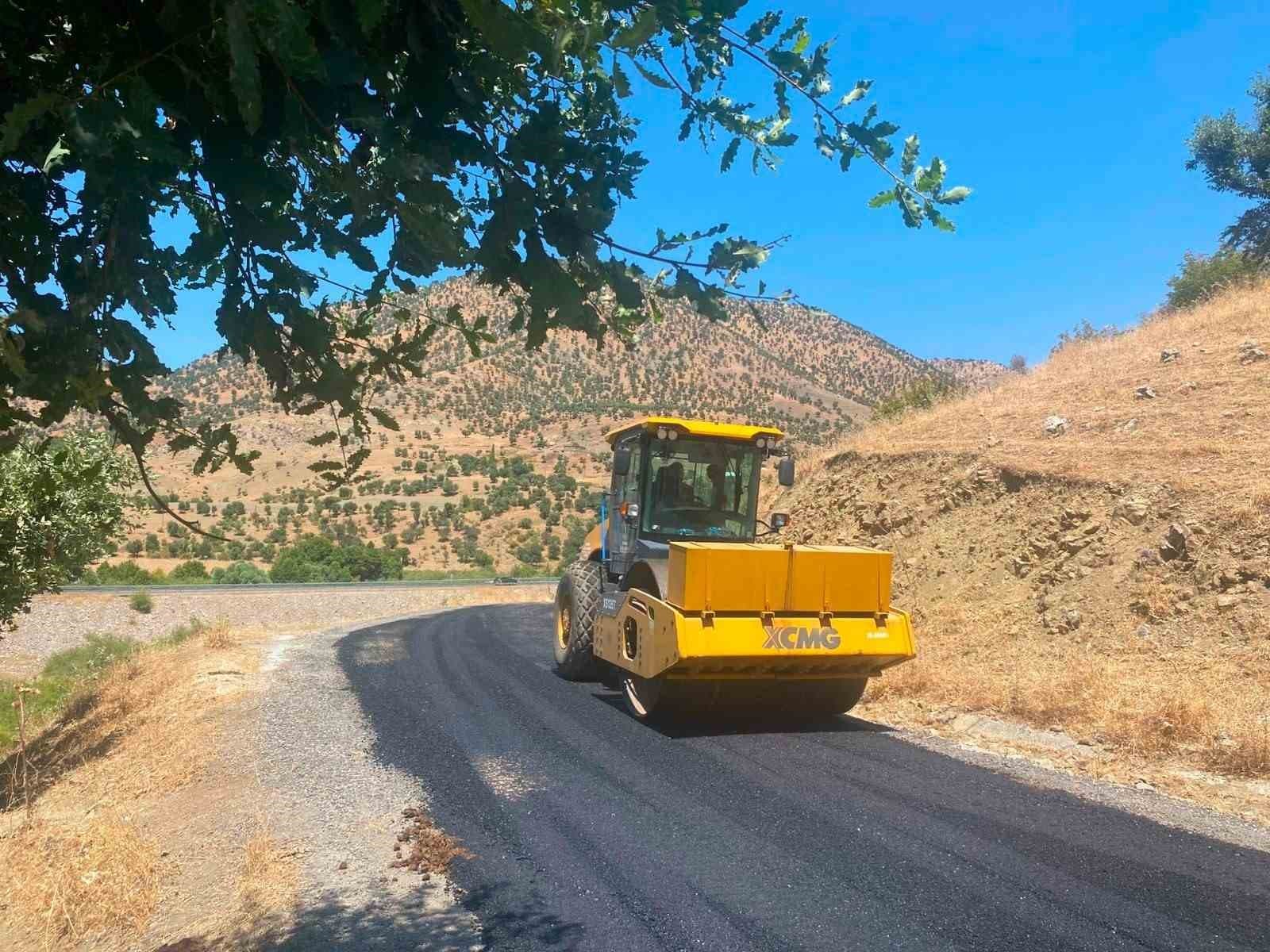 Sason’da köy yollarında asfalt onarım çalışmaları devam ediyor