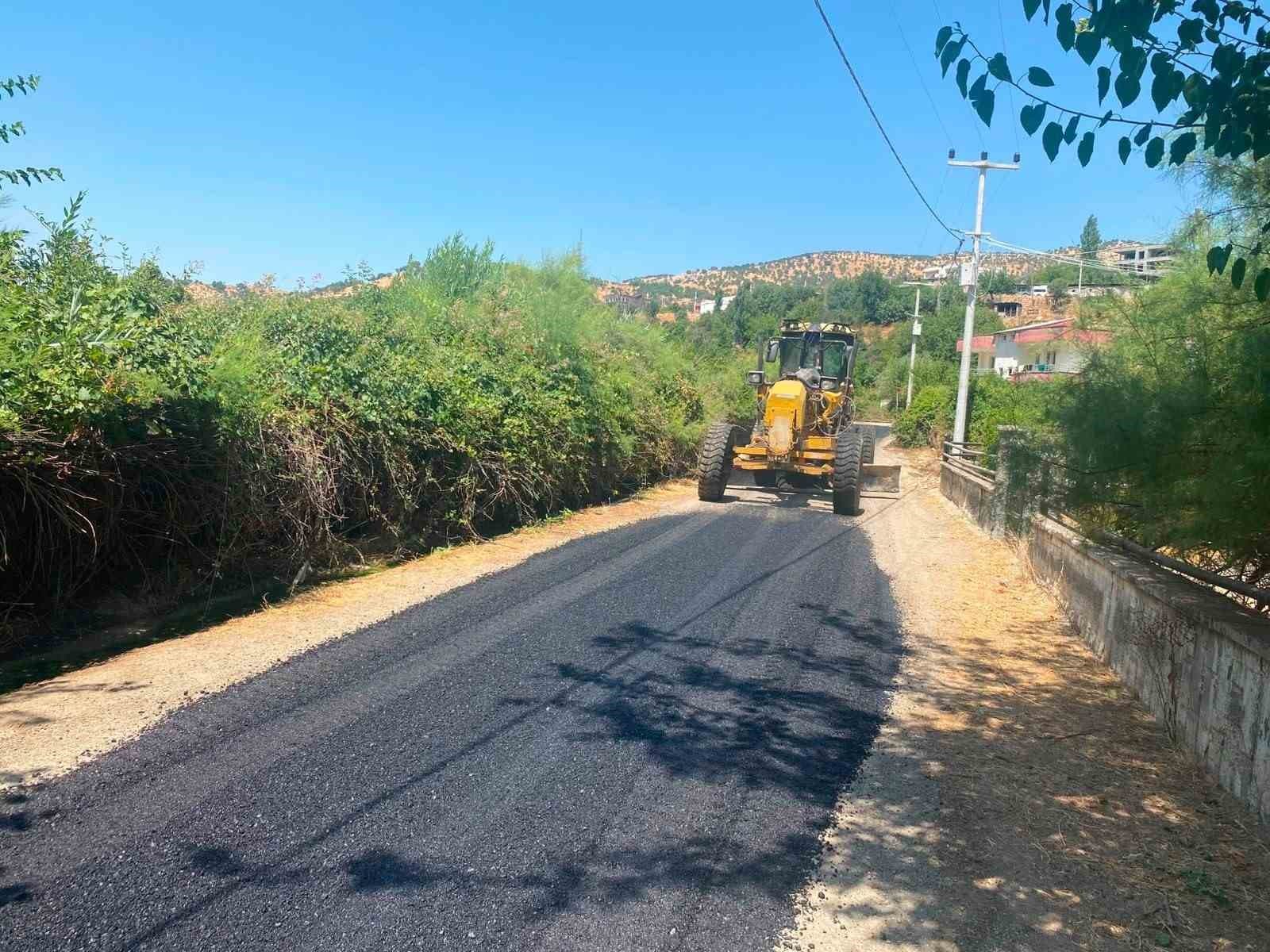 Sason’da köy yollarında asfalt onarım çalışmaları devam ediyor