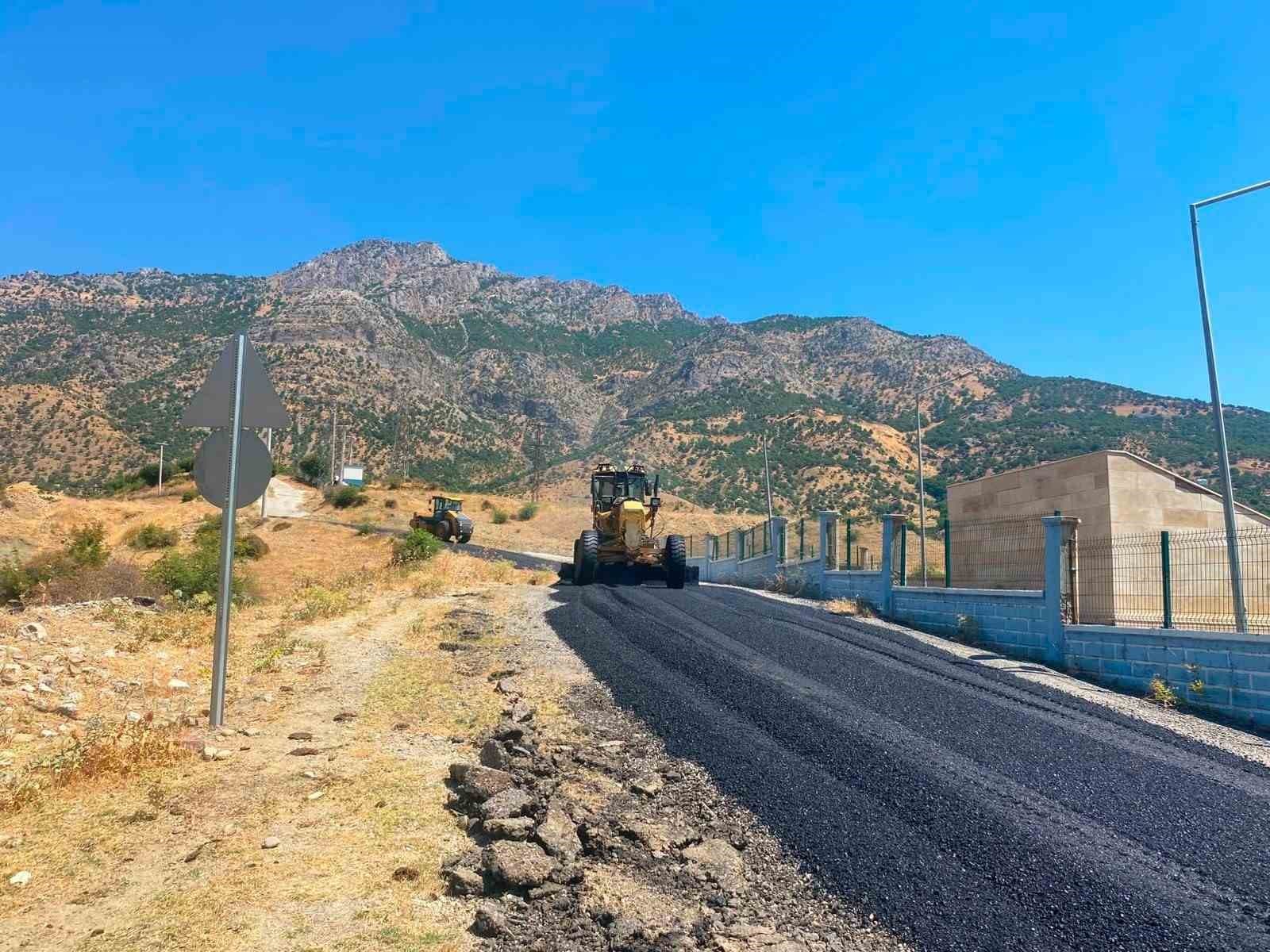 Sason’da köy yollarında asfalt onarım çalışmaları devam ediyor