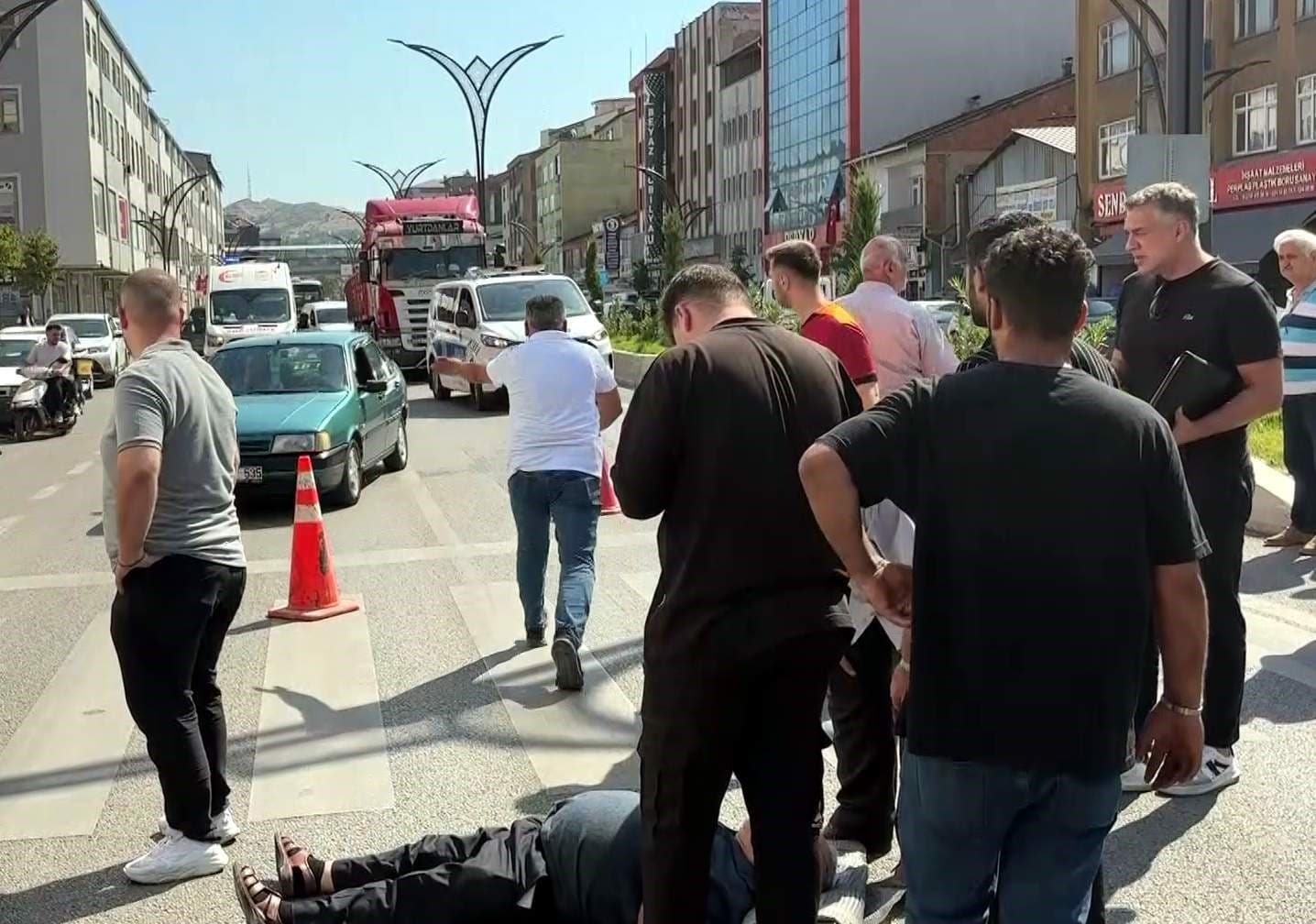 Yaya geçidinde otomobilin çarptığı yaşlı adam yaralandı