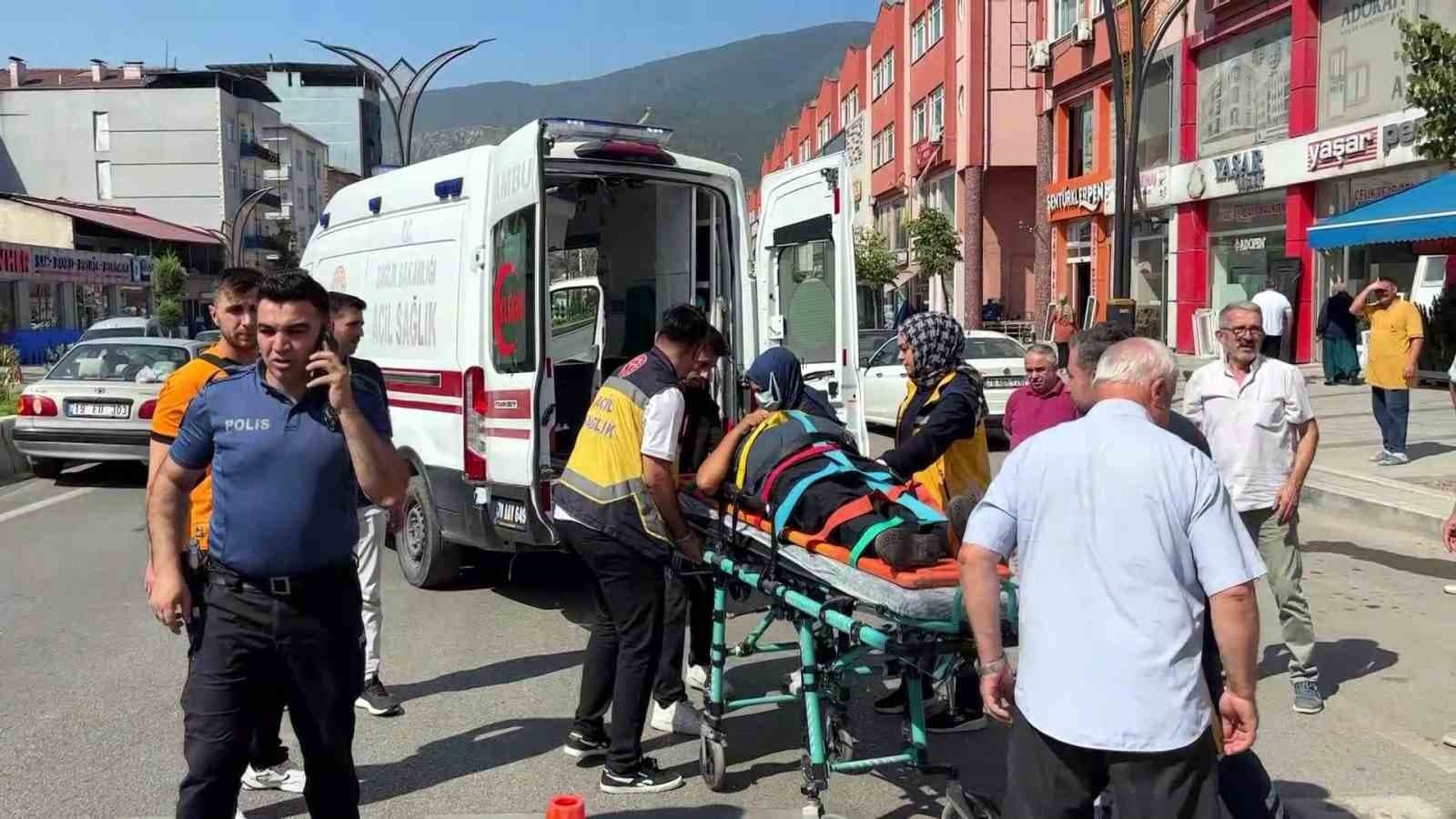 Yaya geçidinde otomobilin çarptığı yaşlı adam yaralandı