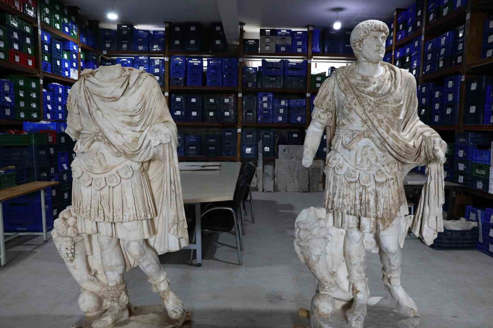Burdur’da 1950 yıllık tarih gün yüzüne çıktı: Hadrianus heykeli yeniden ayağa kaldırıldı