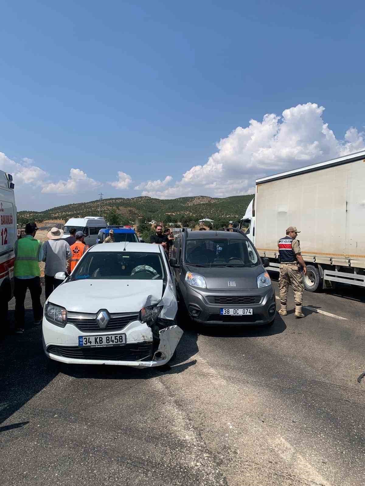 Bingöl iki araç çarpıştı: 2 yaralı