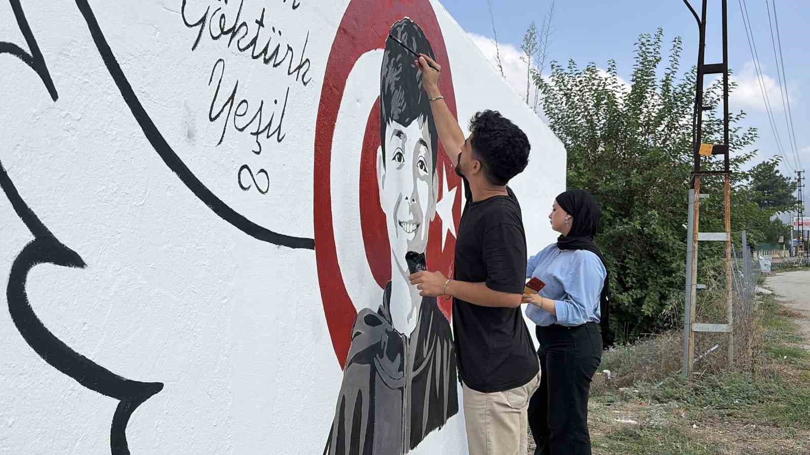 Okul saldırısında hayatını kaybeden Adnan’ın portresi memleketinde duvara çizildi