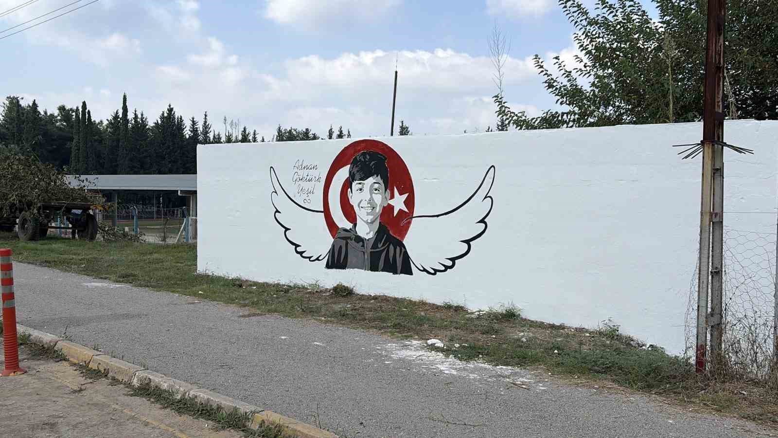 Okul saldırısında hayatını kaybeden Adnan’ın portresi memleketinde duvara çizildi