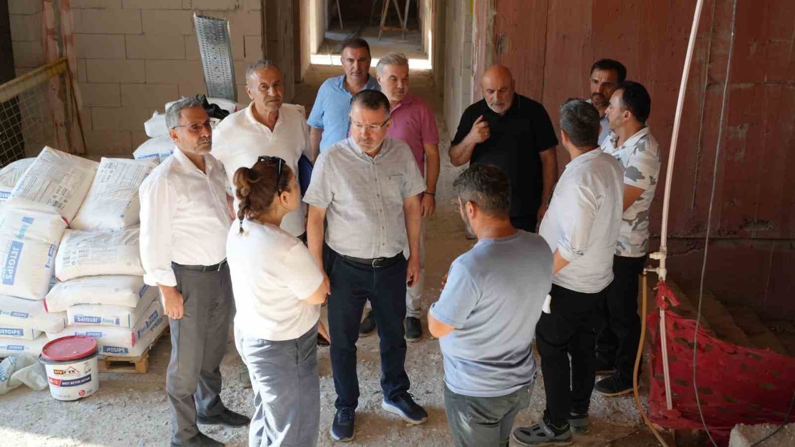 Rektör Kırışık, yapımı süren spor salonunda incelemelerde bulundu