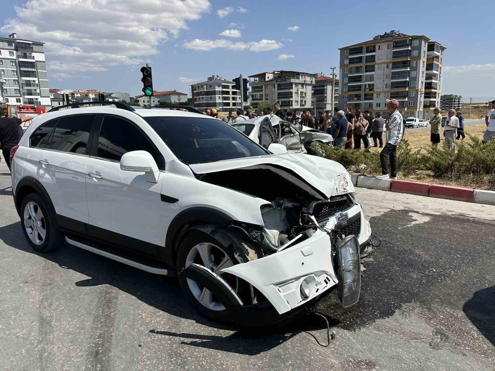 Uşak’ta otomobil ile cip çarpıştı: 3 yaralı