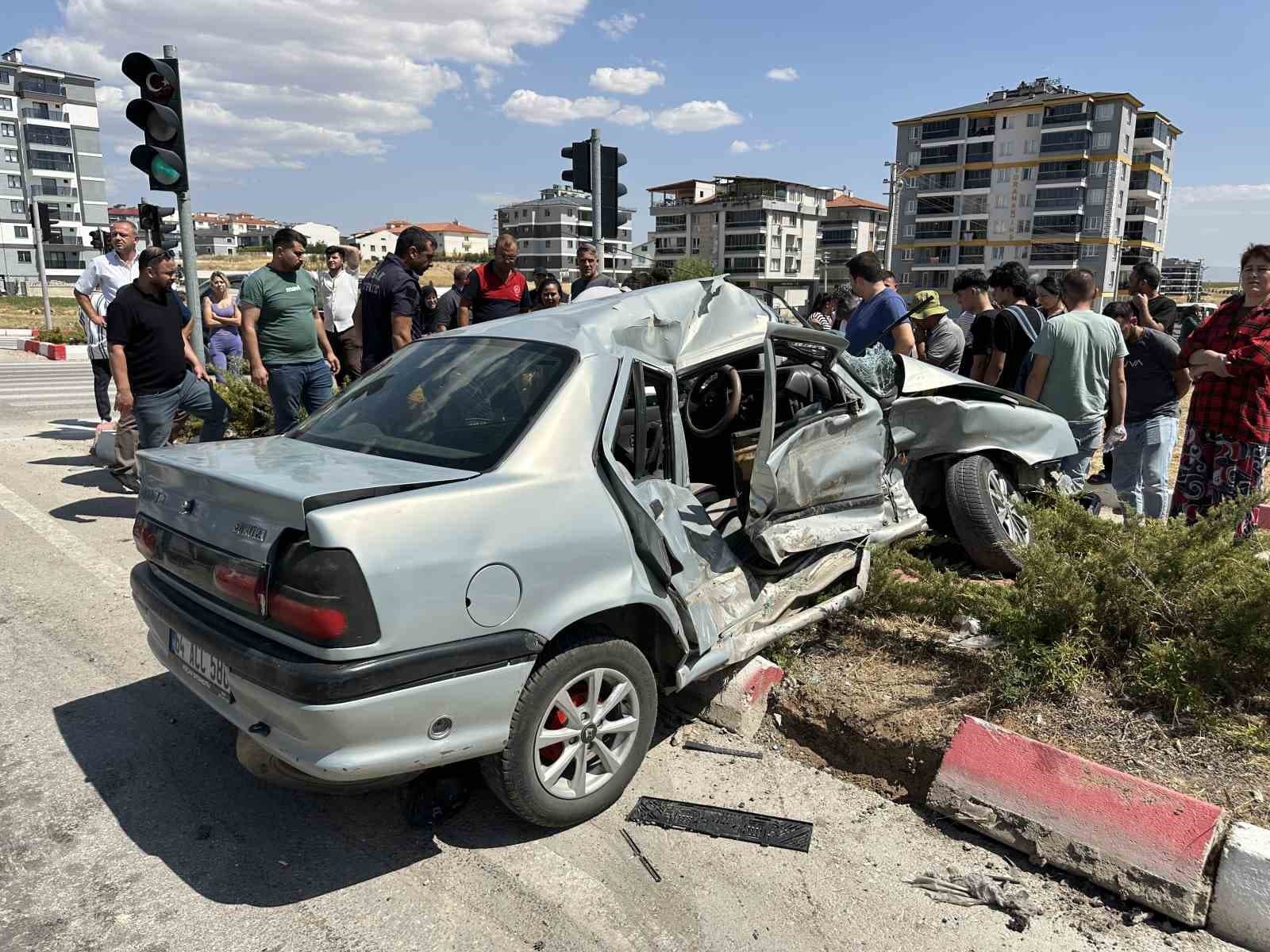 Uşak’ta otomobil ile cip çarpıştı: 3 yaralı