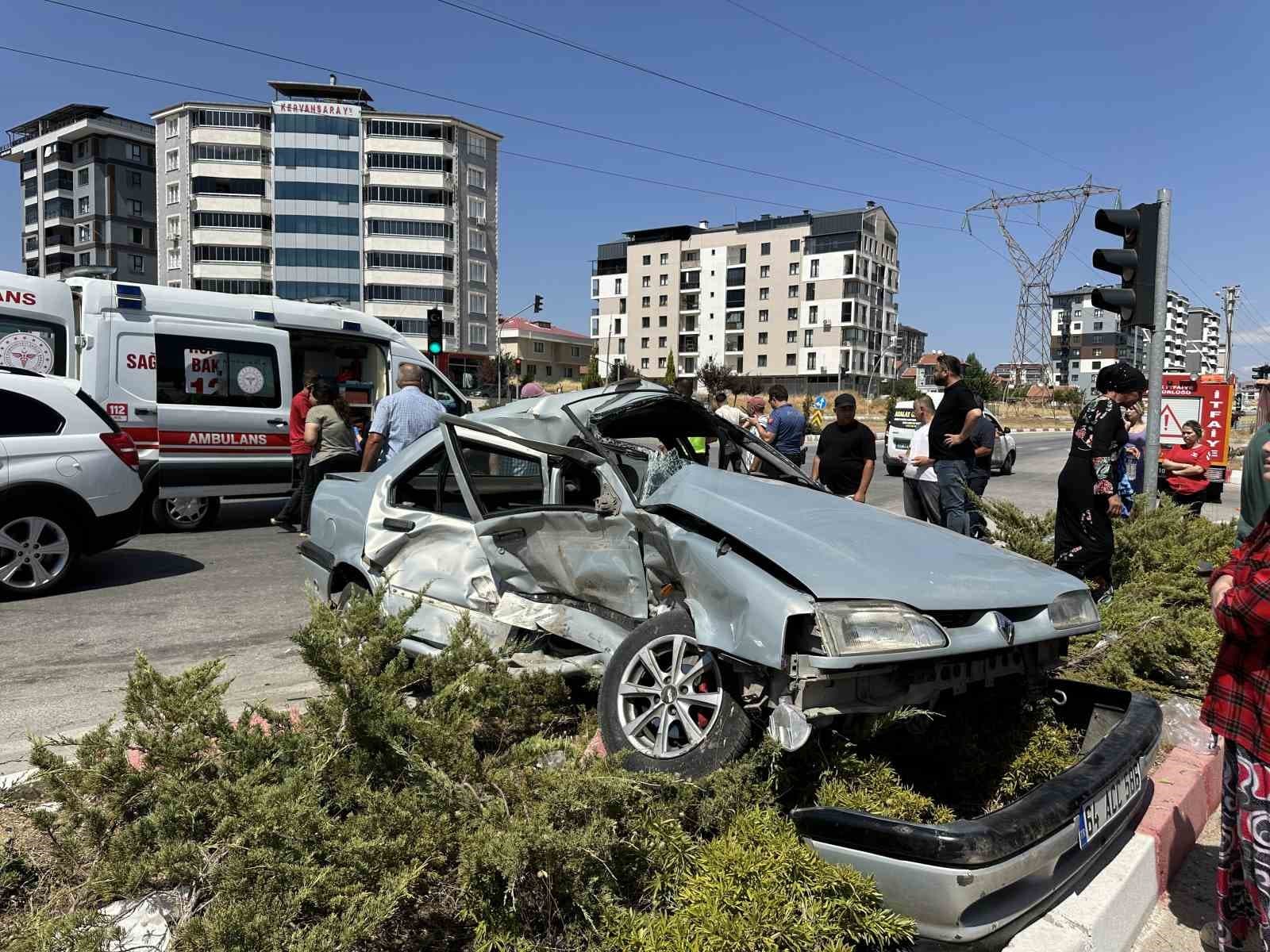 Uşak’ta otomobil ile cip çarpıştı: 3 yaralı