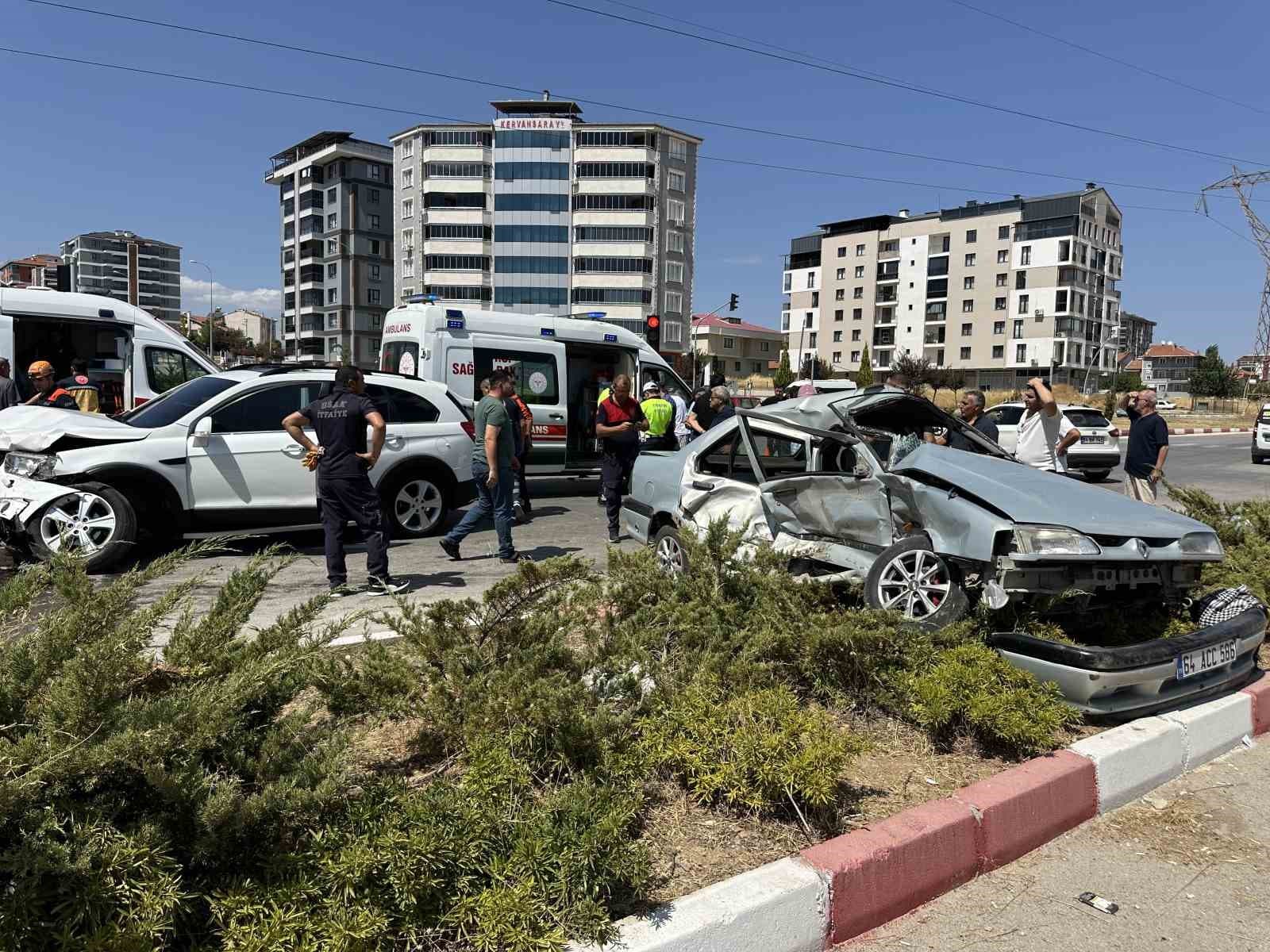 Uşak’ta otomobil ile cip çarpıştı: 3 yaralı