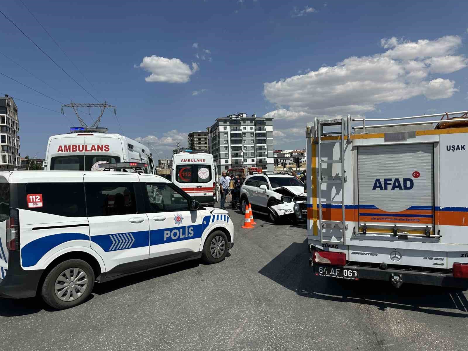 Uşak’ta otomobil ile cip çarpıştı: 3 yaralı