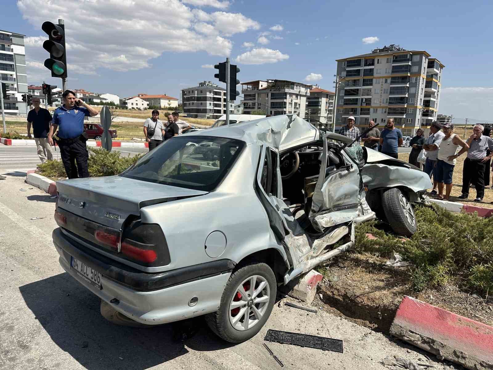 Uşak’ta otomobil ile cip çarpıştı: 3 yaralı