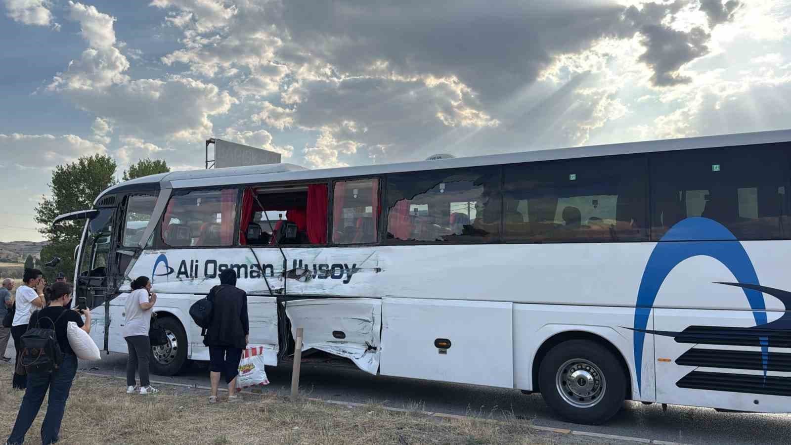 Kırıkkale’de yolcu otobüsü ve iki tır kavşakta çarpıştı: 1 yaralı