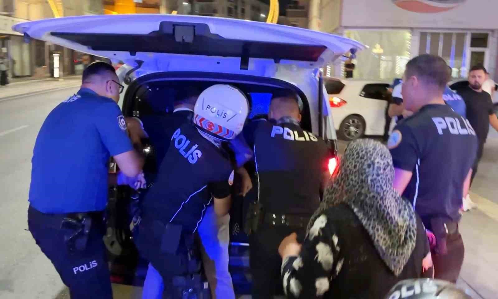 Biri oynayarak, diğeri zorla gözaltına alındı: ilginç anlar kamerada