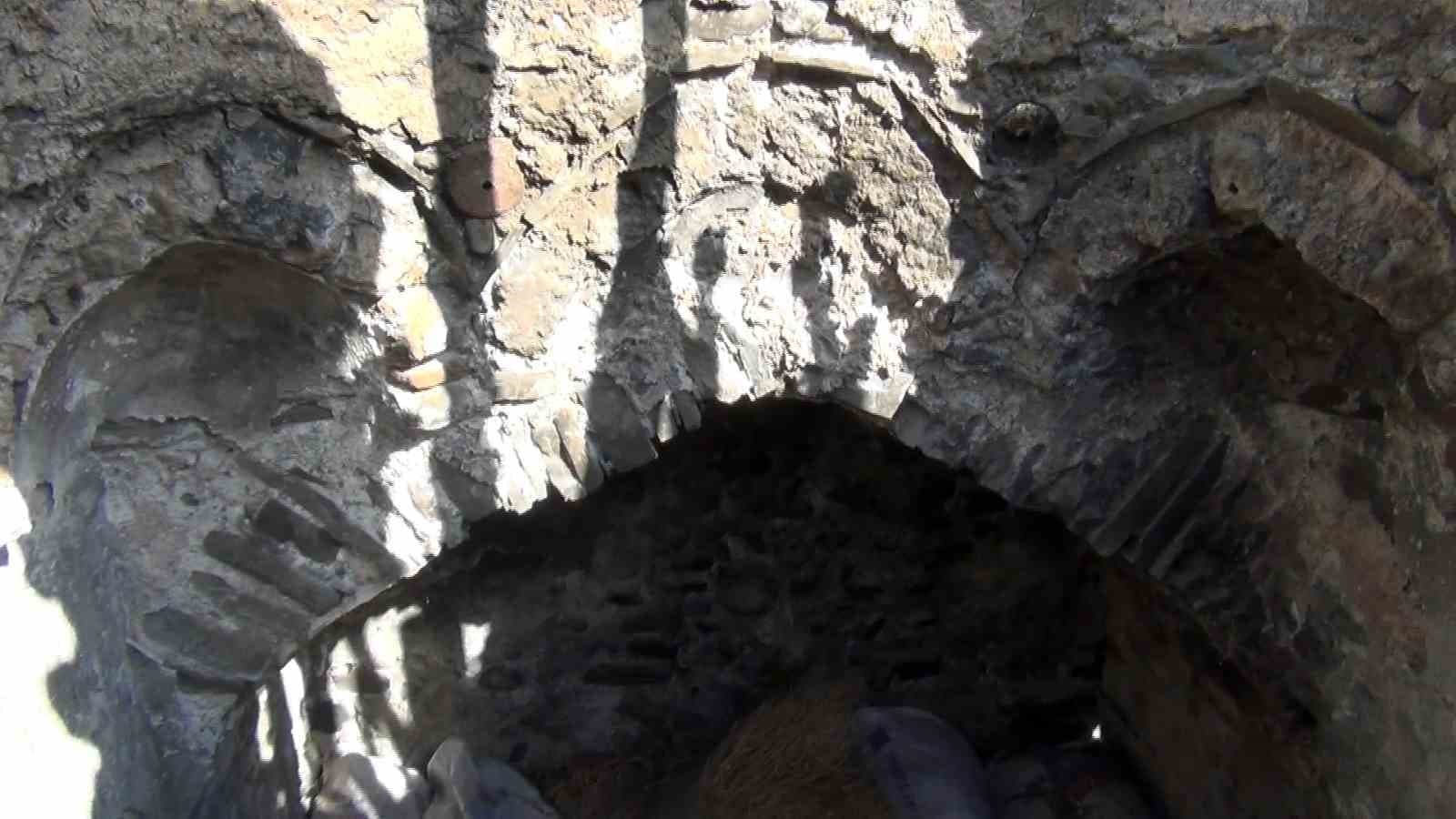 Atıl vaziyetteki hamam restore edilmeyi bekliyor