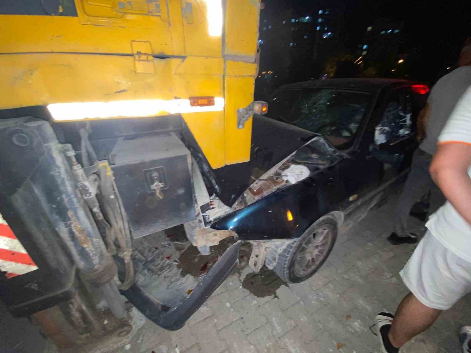 Osmaniye’de otomobil park halindeki vince çarptı: 1 yaralı