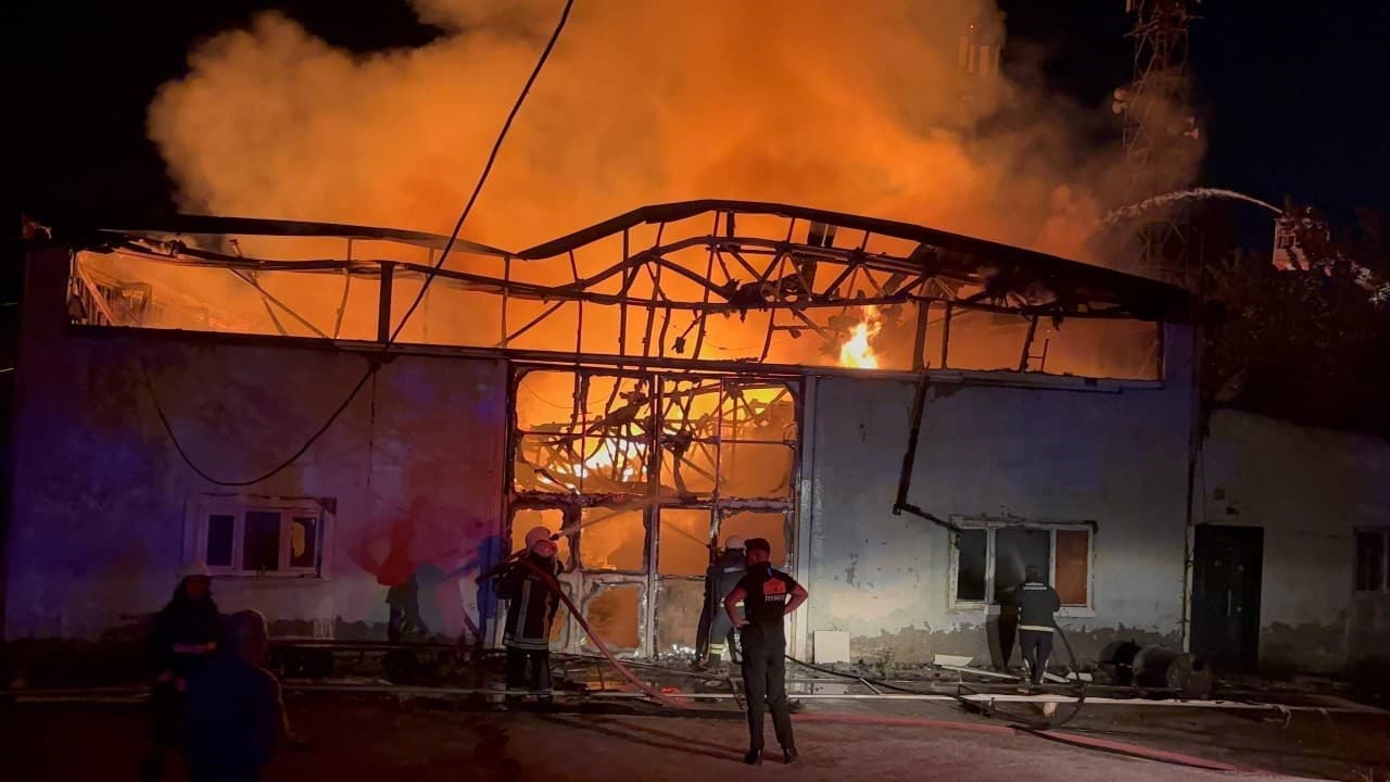 Erzincan’da mobilya imalathanesi alev alev yandı