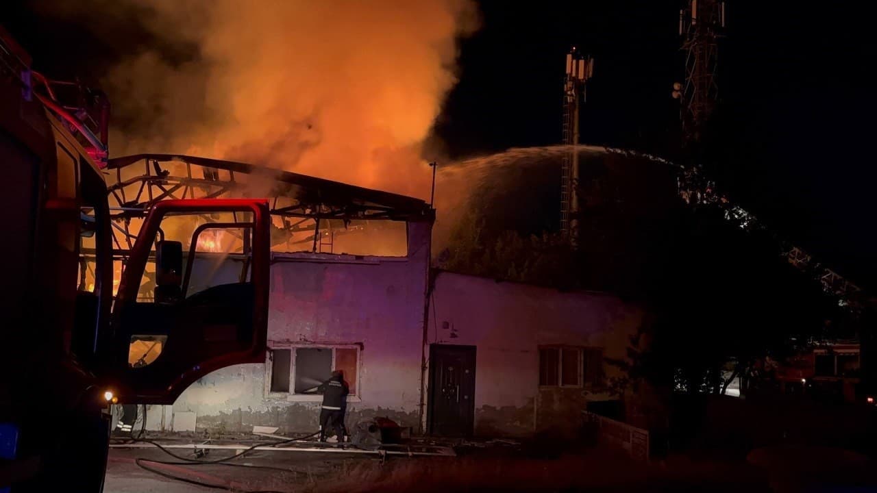 Erzincan’da mobilya imalathanesi alev alev yandı