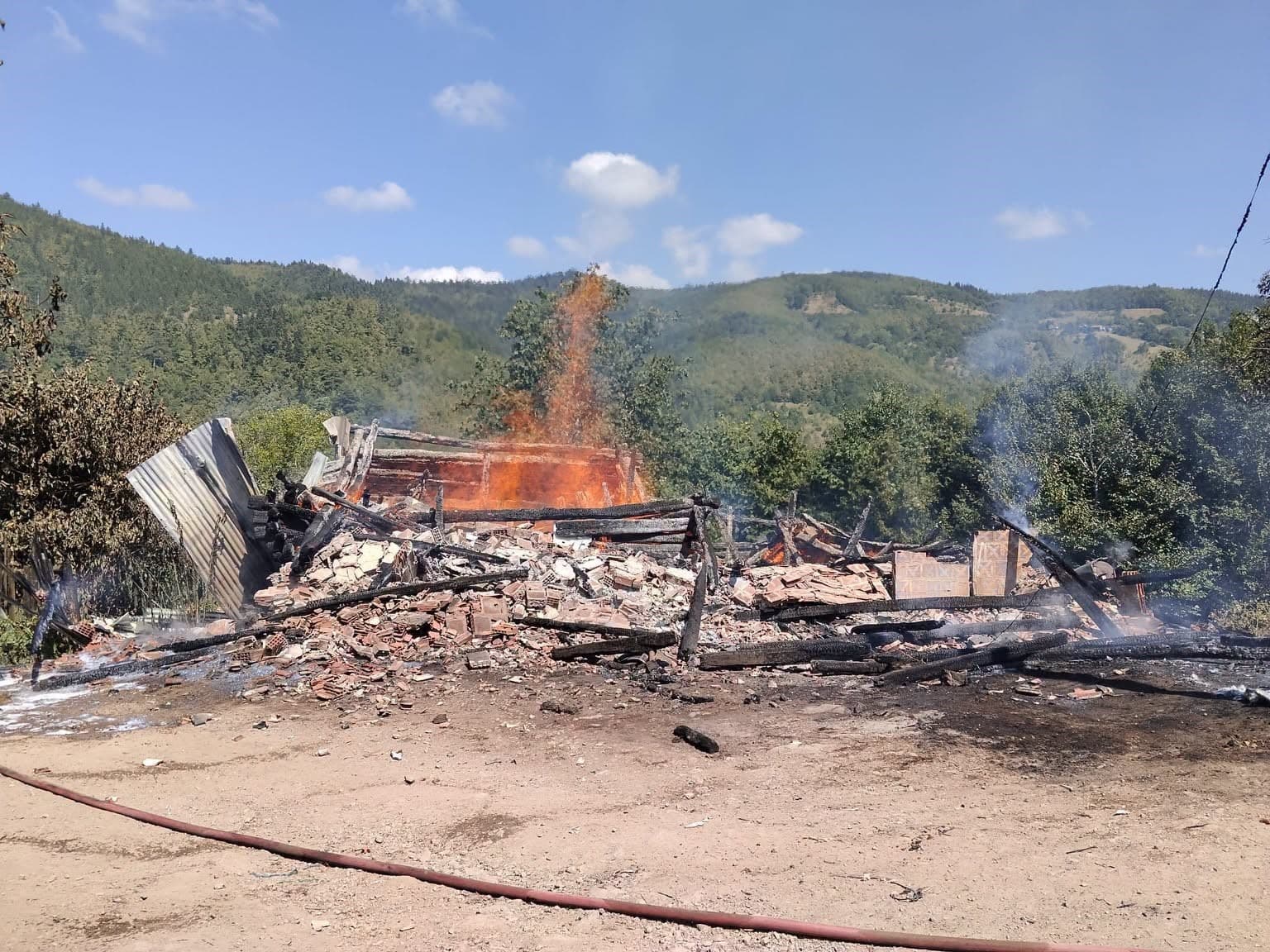 Kastamonu’da alevlere teslim olan ev küle döndü