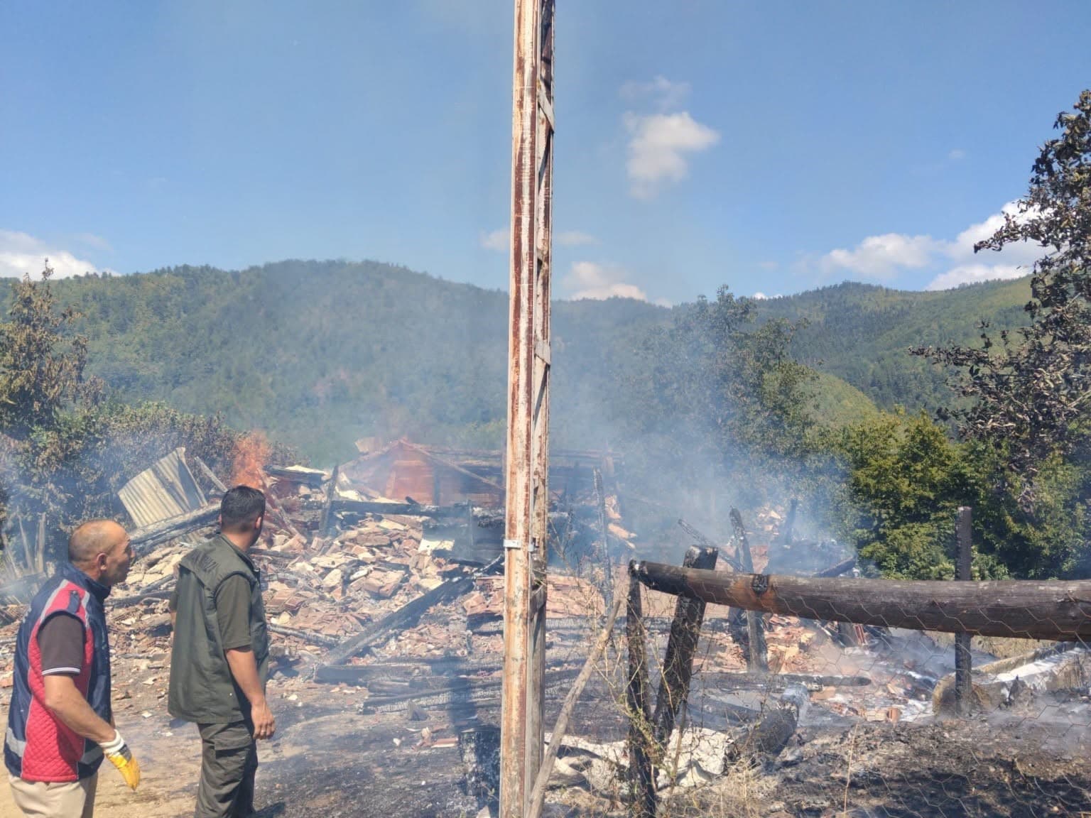 Kastamonu’da alevlere teslim olan ev küle döndü