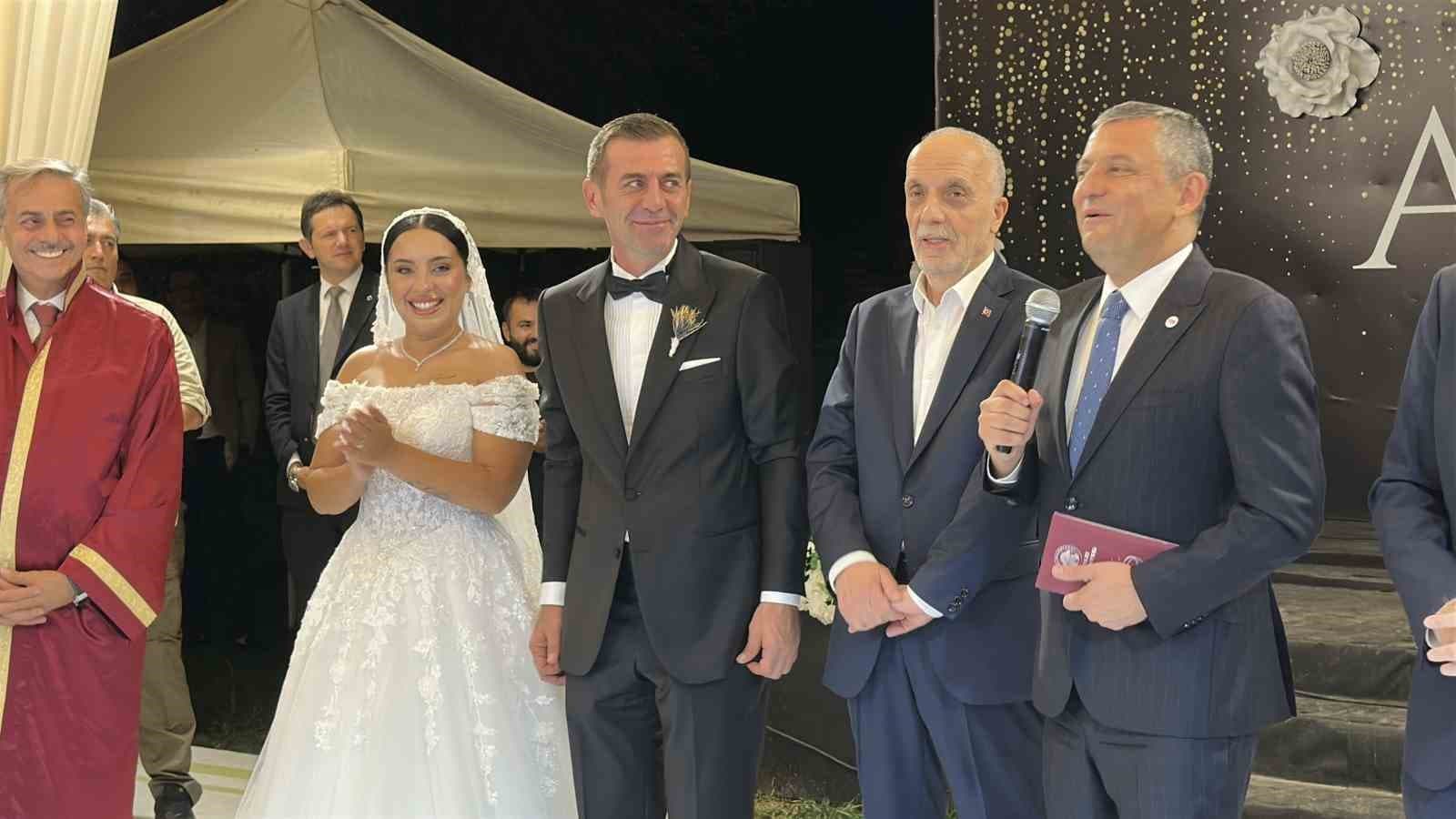 Özgür Özel, Yeni Parti Sakarya İl Başkanının düğününe katıldı