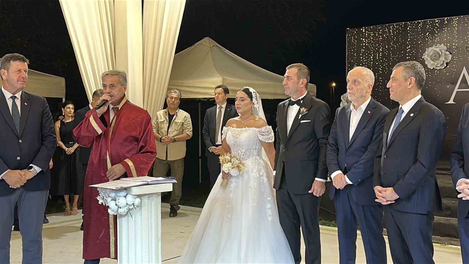 Özgür Özel, Yeni Parti Sakarya İl Başkanının düğününe katıldı