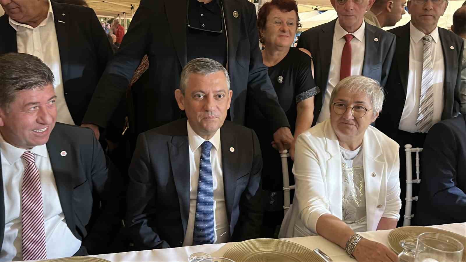 Özgür Özel, Yeni Parti Sakarya İl Başkanının düğününe katıldı