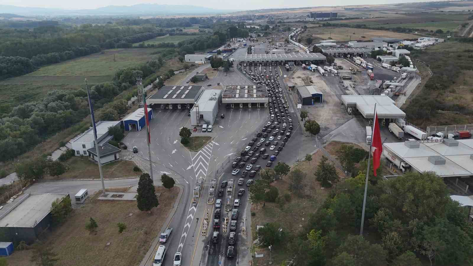 Avrupa’ya dönüş yolunda kilometrelerce gurbetçi kuyruğu