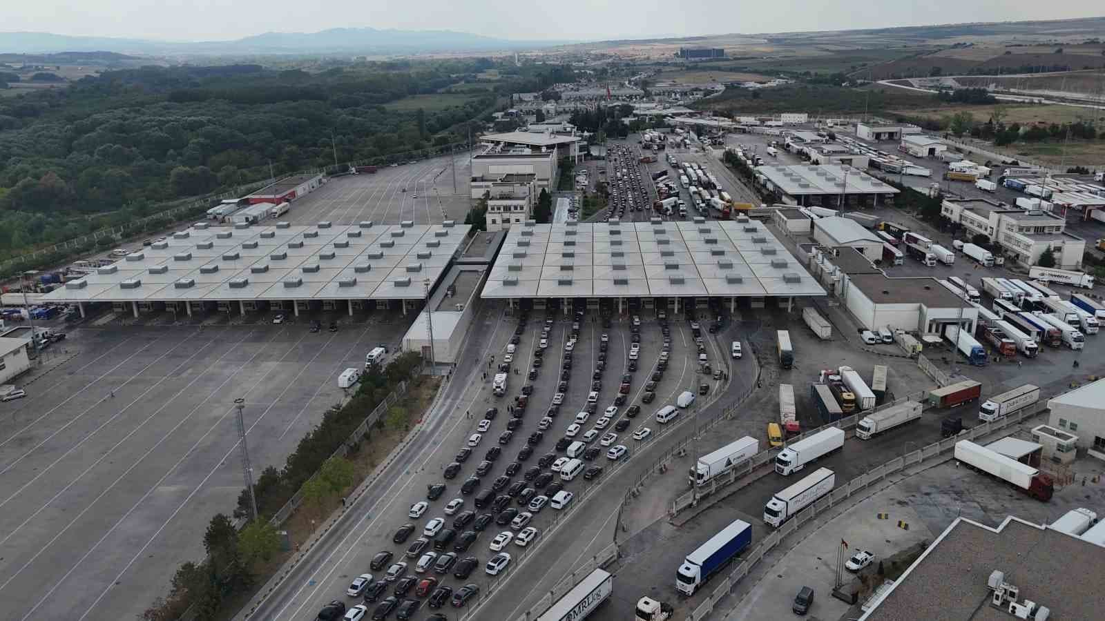 Avrupa’ya dönüş yolunda kilometrelerce gurbetçi kuyruğu