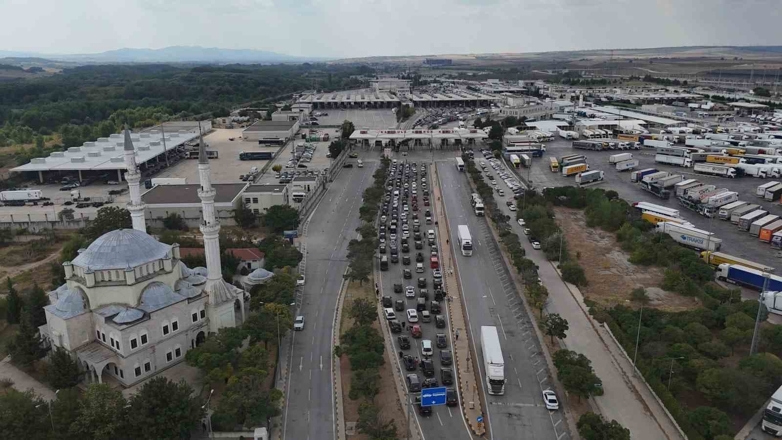 Avrupa’ya dönüş yolunda kilometrelerce gurbetçi kuyruğu